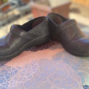 DANSKO XP 2.0 Black Floral-Tooled Leather Clogs Women's Size 37 U.S. 7 EUC!